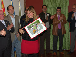 Gloria Sánchez, subdelegada del Gobierno, recibe su reconocimiento.