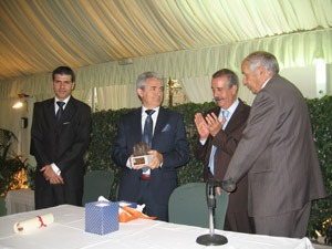 José Luis Bermúdez entrega la Cúpula Gallonada a Santiago Alonso.