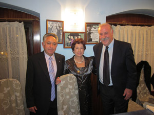 Vicente del Bosque (1ºderecha) con la presidenta Maria Luisa Hernández y Lucio Gómez Muñoz.