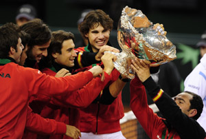 Los jugadores españoles con la Ensaladera de campeón de la Copa Davis.