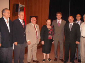 En el centro de la imagen, Justino Nava Vega acompañado a su derecha por Rafael Estrella y José David, y a su izquierda por Antonia Pérez, Rafael Soriano, Pablo Puertas y el canciller Fernando Roldán.