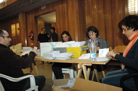 Imagen del escrutinio del voto emigrante en la Junta Electoral Provincial de A Coruña.