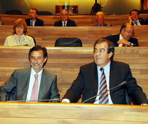 El consejero de Presidencia, Florentino Alonso, junto al presidente del Principado, Francisco Álvarez-Casos, en una sesión del Parlamento asturiano.