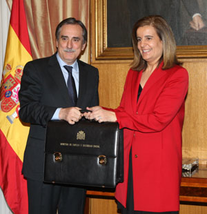 La nueva ministra de Empleo y Seguridad Social, Fátima Báñez, recibe la cartera de manos de Valeriano Gómez.