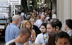 Colas ante los consulados para solicitar la nacionalidad al ...
