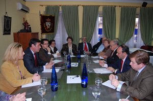 Miembros de la Diputación junto a la directiva de la Casa de Soria en Madrid.