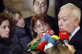 El ministro de Asuntos Exteriores, José Manuel García-Margallo, hizo esta propuesta ante la prensa tras asistir a la toma de posesión de los nuevos consejeros del Gobierno valenciano.