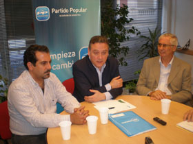 López Pereira, Prada y Sánchez Naveros en la rueda de prensa celebrada en la sede del PP en Argentina.