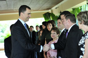 El Príncipe saluda a un grupo de españoles en Honduras.