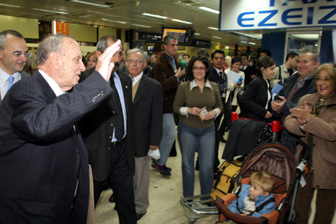 Manuel Fraga se despide de un grupo de emigrantes gallegos en el aeropuerto de Buenos Aires en uno de sus últimos viajes a Argentina como presidente de la Xunta.