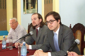 Carmelo González, Álvaro Kirkpatrick y Iago Losada durante el encuentro en la Casa Canaria.