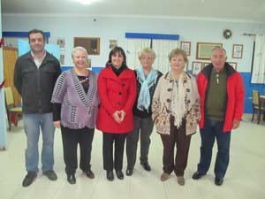 Estarellas (3ªi) con los representantes de la Casa Valenciana encabezados por Teresa Rodilla (2ªi).