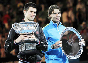 Djokovic y Nadal con sus trofeos tras la final del Open de Australia.