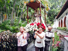 Las damas del Hogar Canario de Venezuela sacaron en procesión la imagen de la Virgen de La Candelaria.