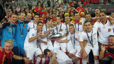 Los jugadores de la Selección celebran el triunfo en el Campeonato de Europa.