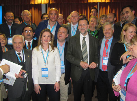 El presidente del Gobierno y del PP, Mariano Rajoy, con Alfredo Prada y un grupo de compromisarios del exterior.