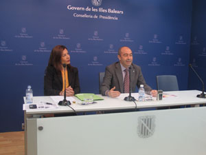 La directora general Carme Lliteras y el conseller Antonio Gómez.
