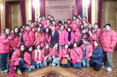 Los jóvenes con el consejero de Cultura, Turismo y Relaciones Institucionales de Navarra, Juan Luis Sánchez de Muniáin.