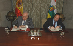 José Manuel García-Margallo y Pedro Sanz firmaron el protocolo.
