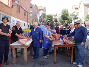 Los hombres preparan el cerdo en una edición anterior.