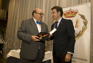 Fonseca Moretón recibe el reconocimiento de manos del presidente de la Xunta, Núñez Feijóo.