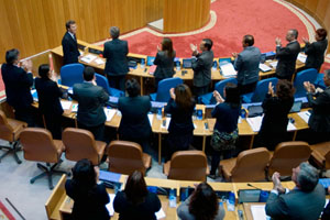 El presidente de la Xunta recibe los aplausos de sus conselleiros y de su grupo parlamentario tras su discurso en el Debate sobre el Estado de la Autonomía.