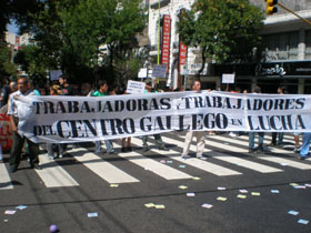 Manifestación de los trabajadores y socios ante el Centro Gallego de Buenos Aires.