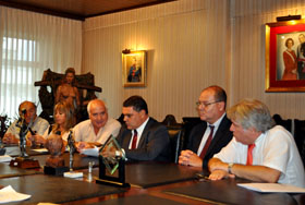 Presidente y directivos de Casa de Galicia firman el convenio.
