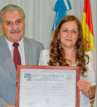 Entrega simbólica del reconocimiento a Juan Carlos Valdivia.