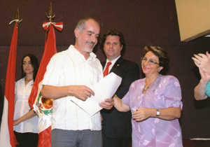 Guillermo Solito recibe su distinción por el Día de Andalucía.