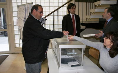 Depositando el voto en el Consulado de España en París el miércoles 21 de marzo.