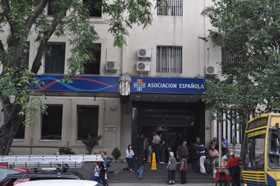 Entrada del hospital de la Asociación ‘La Española’ de Montevideo.