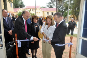 Rivero y la embajadora española en Uruguay, Aurora Díaz, cortan la cinta del Museo de la Inmigración Canaria en Canelones.