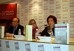 La directora general de la Ciudadanía Española en el Exterior, Pilar Pin, y a su derecha Ana Fernández Asperilla, autora del libro.