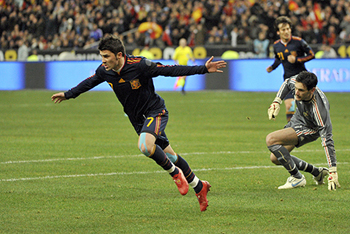 David Villa celebra el primer gol ante Francia. (Foto: EFE)