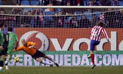 Diego Forlán marcó de penalti el tercer gol del Atlético. EFE