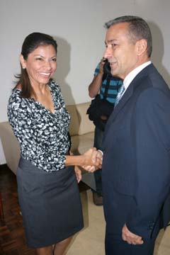 El presidente canario saluda a Laura Chinchilla.