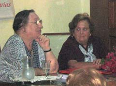 Alicia Mautone y Ivonne Montañés durante el homenaje a Mercedes Pintos.