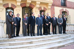 Las delegaciones asturiana y castellano y leonesa ante el Palacio de La Asunción de Valladolid.