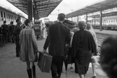 Viajero con maletas en la estación sevillana de Plaza de Armas, 1961. © ICAS-SAHP Fototeca Municipal de Sevilla. Archivo Gelán.
