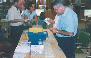 Escrutinio del voto exterior en la Junta Electoral de A Coruña.