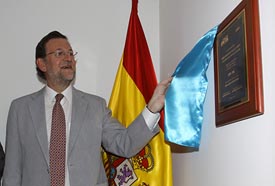 Mariano Rajoy descubre la placa de la Asociación Popular de España en Colombia. (Foto: EFE)