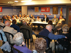 Más de cien personas acudieron a la reunión en la sede del PSOE en Buenos Aires.