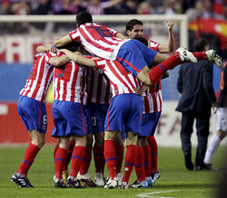 Los jugadores del Atlético festejaron el pase a semifinales. (Foto: EFE)