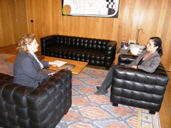 Pilar Rojo (derecha) recibió a la cónsul de Uruguay en Santiago, Marta Echarte Baraibar,