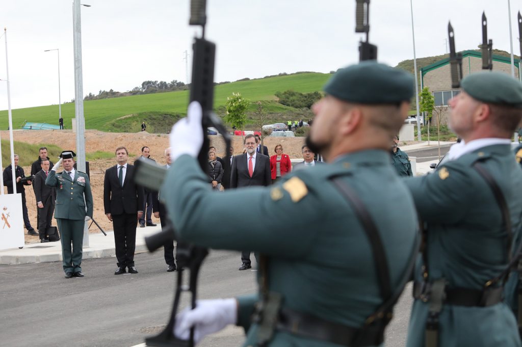 El presidente del Gobierno, Mariano Rajoy (al fondo), en su visita a las nuevas dotaciones de la Guardia Civil en Logroño.
