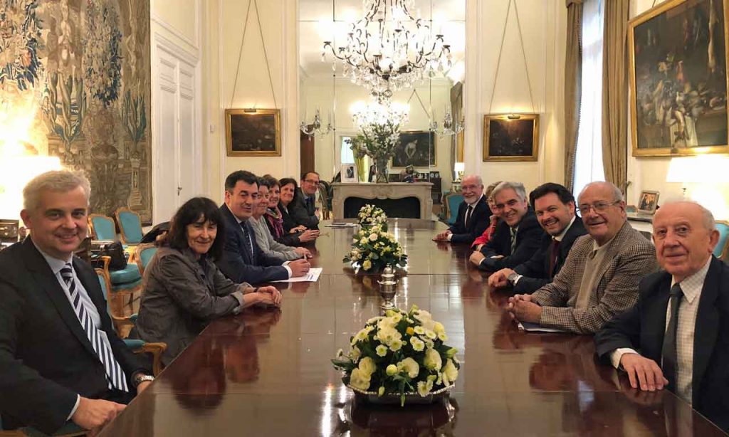 Reunión con representantes de las agrupaciones políticas del Centro Gallego en la Embajada de España en Argentina.