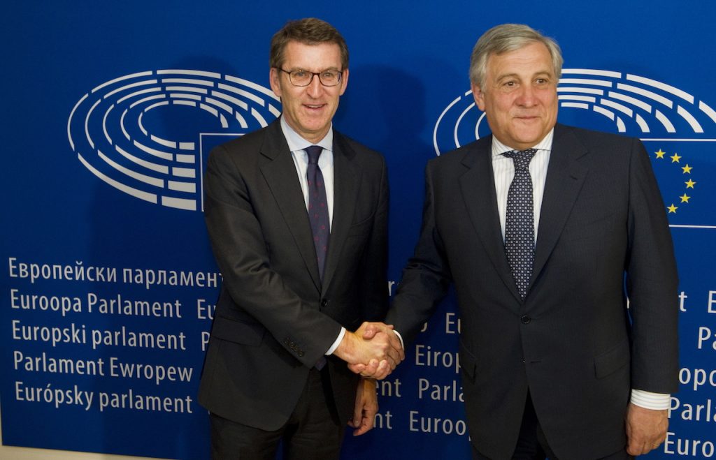 El presidente de la Xunta, Alberto Núñez Feijóo, saluda al presidente del Parlamento Europeo, Antonio Tajani, en Bruselas.