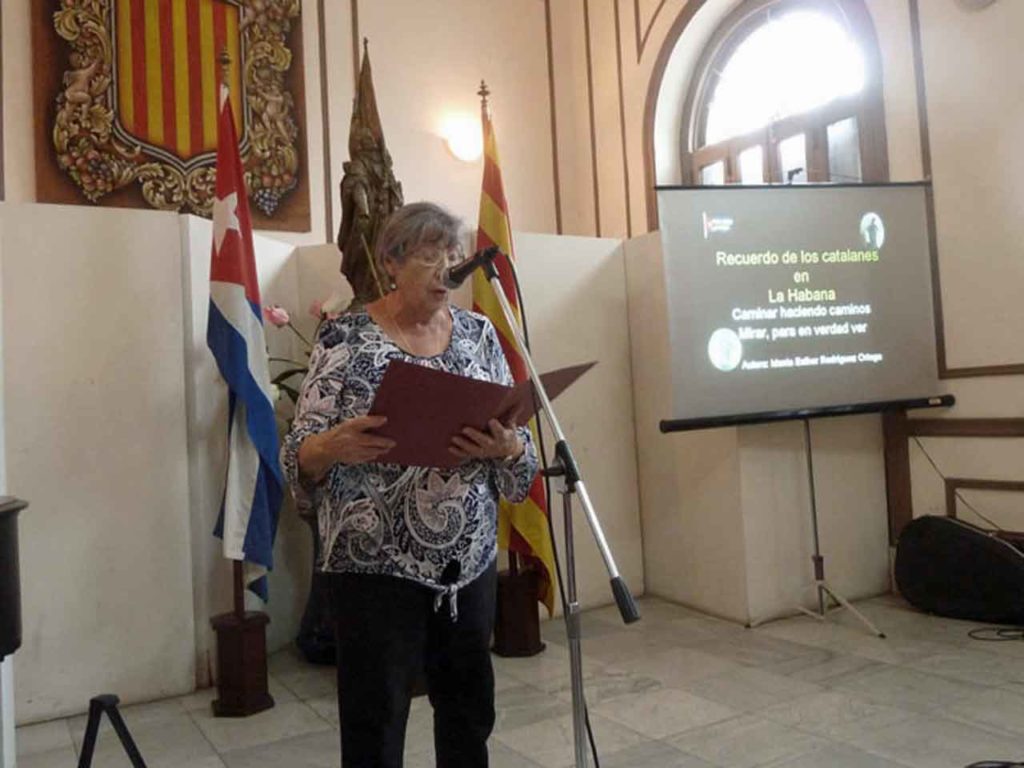 La presidenta de ‘Naturales de Cataluña’, María Dolores Rosich, pronunció las palabras de apertura. 