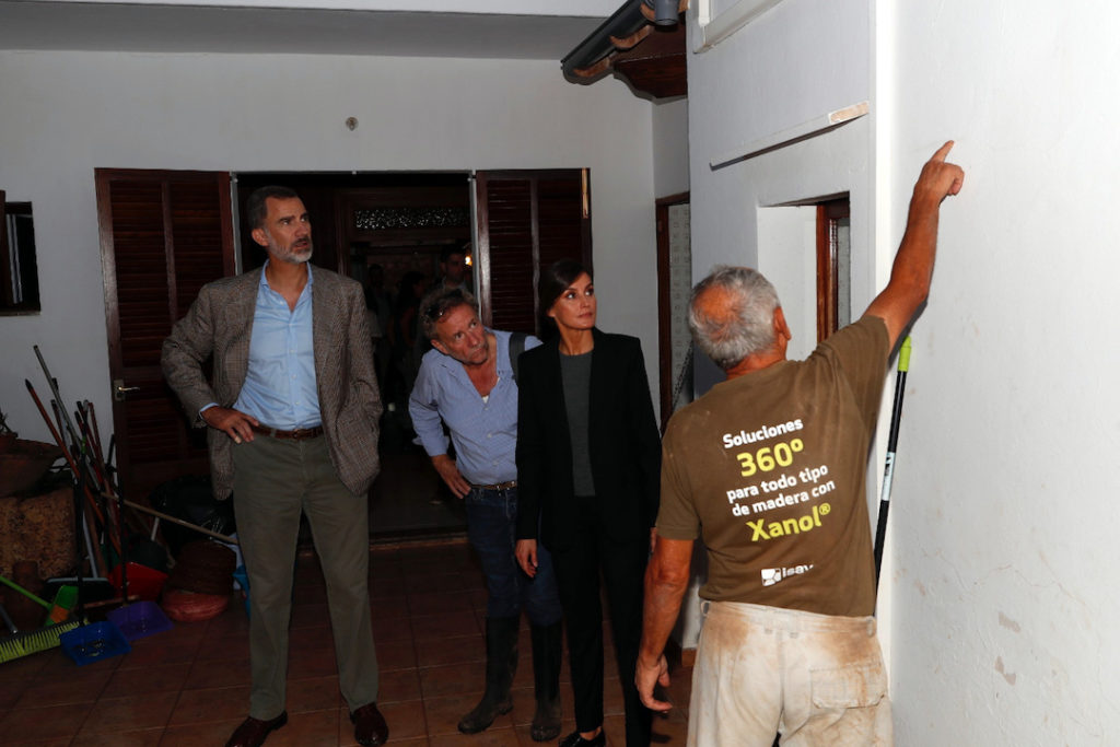 Un vecino de Sant Llorenç muestra a los Reyes el nivel del agua alcanzado en su vivienda.